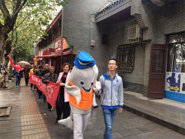 岳阳志愿者和江豚益起过节喜迎国际淡水豚日